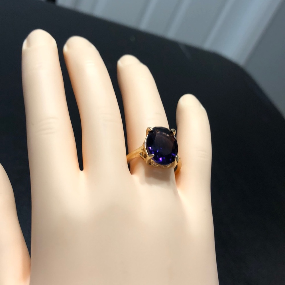 Size 6 gold tone ring w/ large purple stone. - Picture 1 of 4